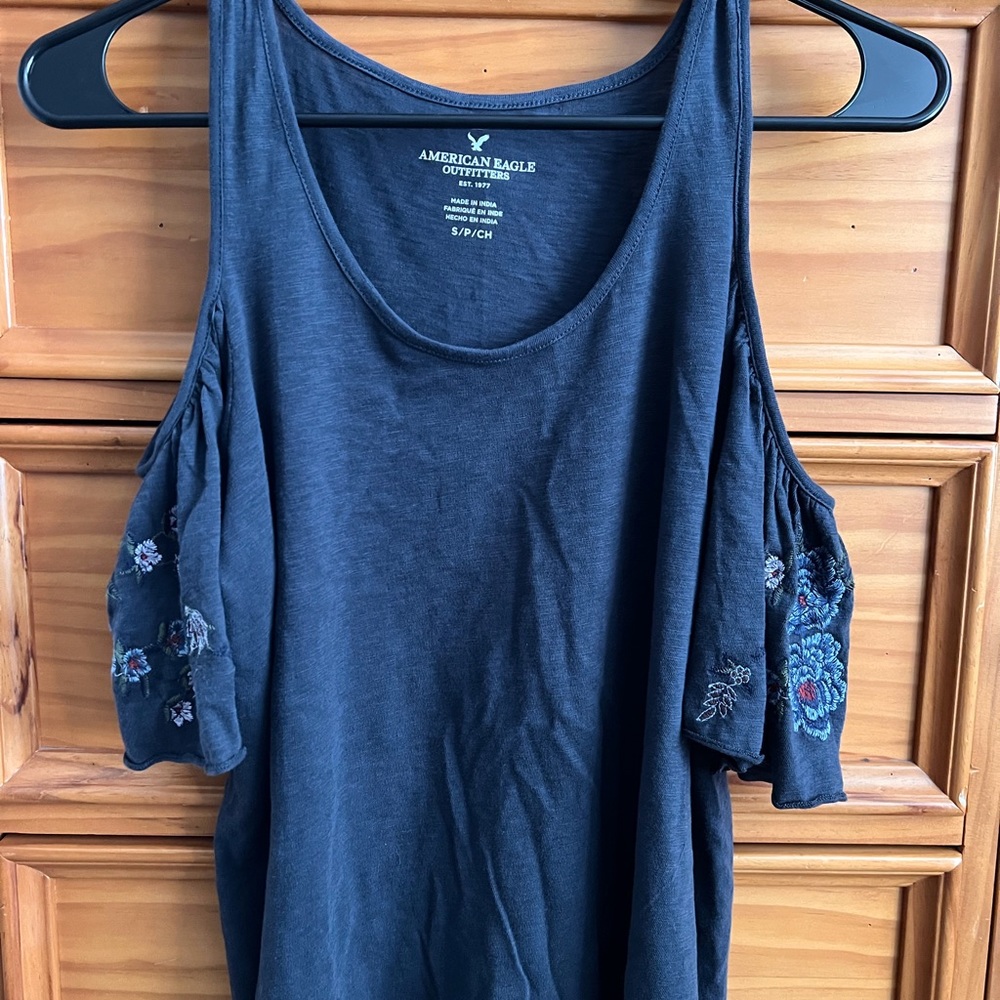 Women’s American Eagle open shoulder shirt